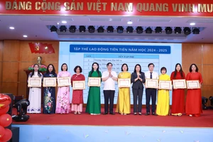 Lãnh đạo phường Tây Mỗ trao tặng danh hiệu Tập thể Lao động tiên tiến năm học 2024-2025 cho 10 đơn vị. 