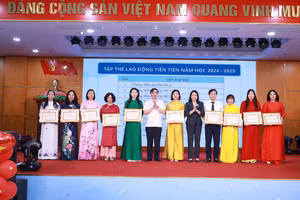 Lãnh đạo phường Tây Mỗ trao tặng danh hiệu Tập thể Lao động tiên tiến năm học 2024-2025 cho 10 đơn vị. 