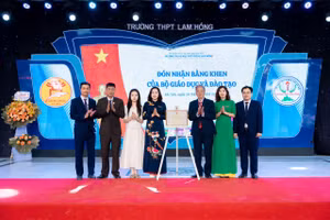 Trường THPT Lam Hồng vinh dự đón nhận Bằng khen của Bộ trưởng Bộ GD&ĐT. 