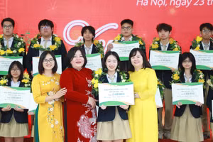 Ban Giám hiệu Trường THPT Phan Huy Chú - Đống Đa trao tặng học bổng cho học sinh nhân dịp xuân mới Ất Tỵ 2025. 