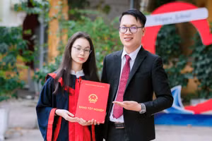 Vũ Nguyễn Khánh Linh và thầy giáo chủ nhiệm Phùng Chí Tân lớp 9A1. Ảnh: NVCC.