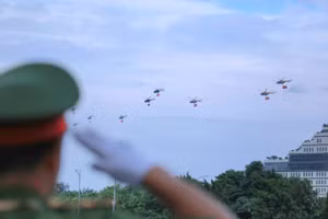 Các chiến sĩ Công an Hà Nội chào nghiêm trang khi biên đội 9 chiếc máy bay trực thăng Mi-171, Mi-17, Mi-8 bay qua khu vực Mỹ Đình trong buổi tổng duyệt A80. (Ảnh: Đình Tuệ)