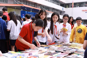 Học sinh tham quan các gian trưng bày sách tại ngày hội. 