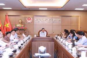 Thứ trưởng Nguyễn Văn Phúc chủ trì hội nghị lấy ý kiến dự thảo Nghị quyết sửa đổi, bổ sung một số điều của Hiến pháp năm 2013. Ảnh: Đình Tuệ.