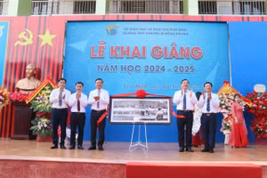 Lãnh đạo tỉnh Nam Định trao tặng Trường THPT Chuyên Lê Hồng Phong bức ảnh "Bác Hồ về thăm Nam Định năm 1946" nhân dịp khai giảng năm học mới.