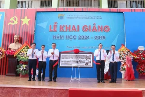 Lãnh đạo tỉnh Nam Định trao tặng Trường THPT Chuyên Lê Hồng Phong bức ảnh "Bác Hồ về thăm Nam Định năm 1946" nhân dịp khai giảng năm học mới.