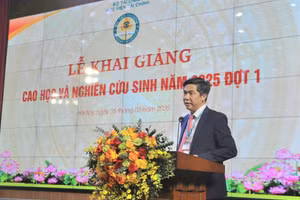 NGƯT.PGS.TS Nguyễn Đào Tùng - Giám đốc Học viện Tài chính đọc diễn văn khai giảng. 