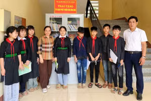 Lãnh đạo Trường THPT Việt Đức (Hà Nội) cùng các em học sinh vùng cao. 