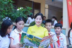 Các ấn phẩm của Báo Giáo dục và Thời đại đã và đang được thầy trò nhiều trường học trên cả nước trân trọng đón nhận. Ảnh: Khôi Nguyên.