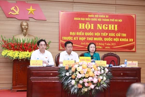 Thứ trưởng Bộ GD&ĐT Lê Quân (giữa) đồng chủ trì buổi tiếp xúc cử tri tại trụ sở UBND xã Suối Hai, Hà Nội. Ảnh: Đình Tuệ. 