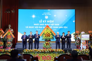 Phó Chủ tịch Quốc hội Đỗ Văn Chiến tặng hoa chúc mừng Học viện Tài chính tại chương trình. 