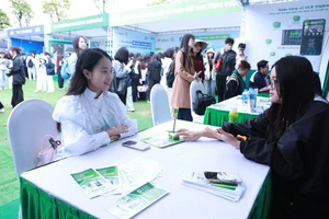 Sinh viên Học viện Tài chính tham gia Ngày hội tuyển dụng để tìm kiếm cơ hội việc làm và thực tập tại doanh nghiệp.