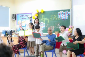 Ông bà và các cháu cùng tham gia nhiều hoạt động trải nghiệm ý nghĩa tại ngày hội. 