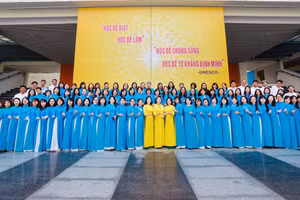 Tập thể sư phạm nhà trường luôn đoàn kết, đồng lòng vì mục tiêu chung.