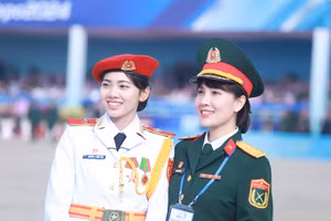 Các nữ quân nhân tham gia làm nhiệm vụ tại lễ khai mạc Triển lãm Quốc phòng quốc tế Việt Nam 2024. (Ảnh: Đình Tuệ)