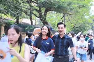 Không ít thí sinh ra khỏi phòng thi với tâm trạng vui vẻ vì đề thi được đánh giá là vừa sức.