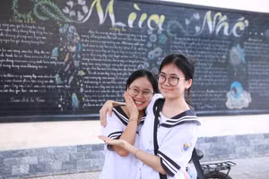 Thí sinh phấn khởi sau khi hoàn thành Kỳ thi tốt nghiệp THPT năm 2025 tại điểm thi Trường THPT chuyên Lê Hồng Phong, tỉnh Ninh Bình. Ảnh: Đình Tuệ. 