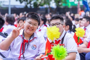 Các em học sinh hân hoan tới trường nhận lớp mới, làm quen cô giáo mới và những người bạn mới.