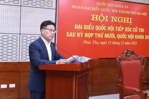 GS.TS Lê Quân - Thứ trưởng Bộ GD&ĐT phát biểu tại hội nghị tiếp xúc cử tri chiều 15/12 tại trụ sở HĐND - UBND xã Phúc Thọ, Hà Nội. Ảnh: Đình Tuệ.