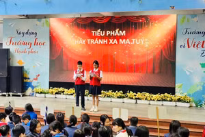 Học sinh đóng tiểu phẩm để lan tỏa thông điệp "Hãy tránh xa ma túy".