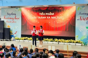 Học sinh đóng tiểu phẩm để lan tỏa thông điệp "Hãy tránh xa ma túy".