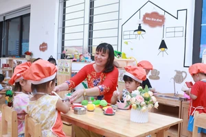 Cô trò Trường Mầm non Họa Mi, phường Hoàng Liệt (Hà Nội) trong một hoạt động góc tại lớp. Ảnh: Đình Tuệ.