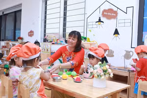 Cô trò Trường Mầm non Họa Mi, phường Hoàng Liệt (Hà Nội) trong một hoạt động góc tại lớp. Ảnh: Đình Tuệ.