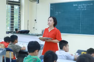 Cô trò Trường Tiểu học Nam Phương Tiến A, huyện Chương Mỹ, Hà Nội trong một giờ học trên lớp. Ảnh: Đình Tuệ.