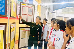 Cán bộ Bộ đội biên phòng tỉnh Nam Định giới thiệu tới học sinh về những tư liệu, bằng chứng lịch sử về chủ quyền biển đảo của Việt Nam. 