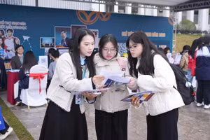 Cán bộ tuyển sinh của Học viện Tài chính chia sẻ thông tin tới học sinh.