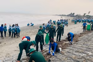 Các Đoàn viên, thanh niên xã Hải Xuân và cán bộ chiến sĩ Đồn Biên phòng Văn Lý (Hải Hậu, Nam Định) chung tay bảo vệ môi trường biển quê hương. 