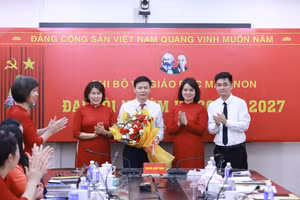 Đại diện Tổ công tác số 5 của Đảng ủy Bộ GD&ĐT về tổ chức Đại hội tặng hoa chúc mừng Ban Chi ủy Chi bộ Vụ Giáo dục Mầm non nhiệm kỳ 2025-2027 ra mắt đại hội.