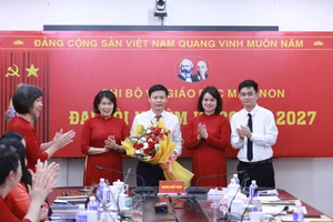Đại diện Tổ công tác số 5 của Đảng ủy Bộ GD&ĐT về tổ chức Đại hội tặng hoa chúc mừng Ban Chi ủy Chi bộ Vụ Giáo dục Mầm non nhiệm kỳ 2025-2027 ra mắt đại hội.