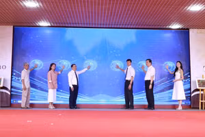 Các đại biểu trong Ban tổ chức thực hiện nghi thức phát động Cuộc thi vẽ tranh về bảo vệ môi trường trong học đường lần thứ 2. 