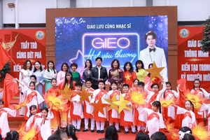 Cán bộ, giáo viên, học sinh nhà trường chụp ảnh cùng Nhạc sĩ Nguyễn Văn Chung.