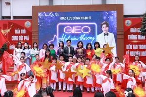 Cán bộ, giáo viên, học sinh nhà trường chụp ảnh cùng Nhạc sĩ Nguyễn Văn Chung.