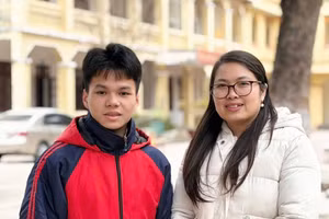 Dương Công Huy và cô giáo Lành Hương Lan, giáo viên môn Sinh học. Ảnh: NVCC.