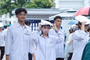 Học sinh Trường THPT Nguyễn Khuyến, TP Nam Định dự thi tốt nghiệp THPT năm 2024. Ảnh: Đình Tuệ.