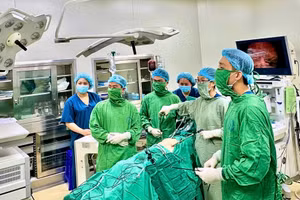 Các y bác sĩ thực hiện ca mổ cấp cứu để cứu sống nữ bệnh nhân bị mang thai ngoài tử cung. Ảnh: BVCC.