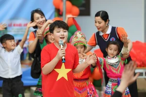 Hoàng Trung Hải thể hiện khả năng ca hát và làm MC tại một chương trình thiện nguyện cho trẻ em vùng cao. Ảnh: NVCC.