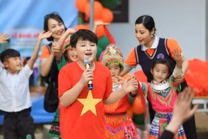 Hoàng Trung Hải thể hiện khả năng ca hát và làm MC tại một chương trình thiện nguyện cho trẻ em vùng cao. Ảnh: NVCC.