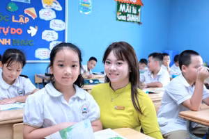 Cô trò Trường Tiểu học Đại Mỗ 3 (Tây Mỗ, Hà Nội) trong buổi học đầu tiên của năm học mới 2025-2026. Ảnh: Đình Tuệ.