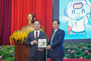 Ông Nguyễn Tiến Thiết (trái) - Chủ tịch UBND huyện Ứng Hòa ký kết cùng Trường Đại học FPT. 