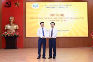 Tân Giám đốc Sở GD&ĐT Nam Định Nguyễn Xuân Hồng (trái) nhận nhiệm vụ từ ngày 1/10.