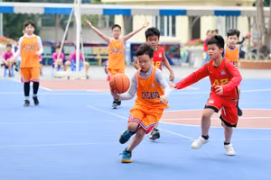 Học sinh Trường Tiểu học Nam Trung Yên, Hà Nội thi đấu bóng rổ tại trường. 