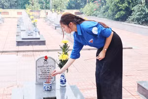 Từng phần mộ liệt sĩ được các đoàn viên thanh niên thắp những nén nhang tri ân nhân dịp 27/7.