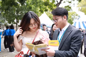 Cán bộ tuyển sinh tư vấn cho thí sinh về các phương thức xét tuyển năm 2025 của Học viện Tài chính. Ảnh: Đình Tuệ. 