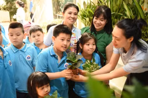 Học sinh Trường Tiểu học Bình Minh thích thú với hoạt động đổi sách cũ lấy cây xanh.