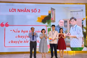 Lãnh đạo Trường THPT Quang Trung - Đống Đa tuyên dương hành động đẹp của em Đinh Minh Đức trước toàn trường. 