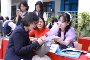 Phụ huynh tới nghe tư vấn về công tác tuyển sinh vào lớp 10 THPT năm 2026 của Hà Nội. 